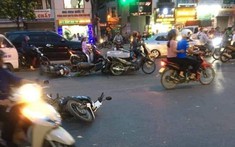 Long Biên: Xe điên đâm, kéo lê nhiều xe máy đang dừng đèn đỏ rồi bỏ chạy khiến 7 người cấp cứu
