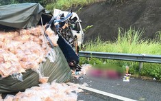 Ô tô tải va chạm với xe đầu kéo lao sang làn ngược chiều trên cao tốc Nội Bài - Lào Cai, 2 người tử vong