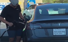 Hài hước cảnh tài xế "lúng túng" đổ xăng cho... xe điện Tesla Model 3