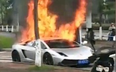 Lamborghini Gallardo độ cửa cắt kéo bị "bà hoả" thiêu rụi khi đang di chuyển trên đường
