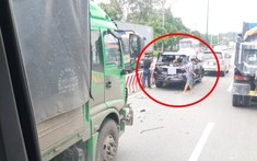 Bình Dương: Toyota Fortuner gần như bẹp dúm đuôi xe sau khi bị xe tải tông từ phía sau