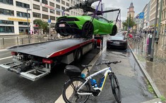 Cảnh sát Đức vào việc rất nhanh khi "cẩu" siêu xe Lamborghini Huracan EVO Spyder đỗ tại trạm xe điện
