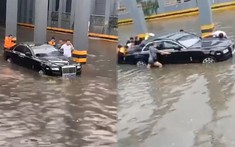 Đại gia cầu cứu người dân đẩy giúp Rolls-Royce Ghost "chết đuối" trên đường