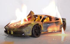 Mãn nhãn cảnh mô hình xe Ferrari 488 GTB bị "hóa vàng" rồi phục chế lại như mới
