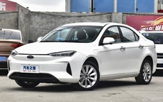 JAC iEVA5 - Sedan điện giá mềm, trang bị màn hình cảm ứng cực lớn và cự li di chuyển 400 km