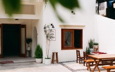 Vợ chồng trẻ chi 250 triệu sửa nhà cũ bỏ không 10 năm thành quán cafe xinh xắn