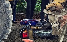 Bình Thuận: Xe ủi đất lùi thiếu quan sát, 2 mẹ con đi xe máy bị cuốn vào gầm khiến 1 người tử vong