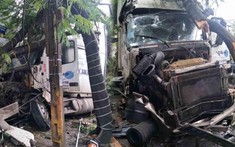 Hải Phòng: Xe container nát bét đầu xe sau khi tông vào gốc cây bên đường