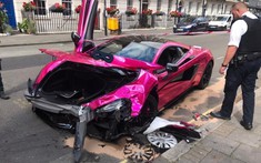 Quá tốc độ, siêu xe McLaren 570S màu hồng tông vào Volkswagen Golf