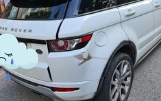 Hà Nội: Thanh niên chạy xe máy "thông chốt" 141 lại tông trúng Range Rover Evoque tiền tỷ