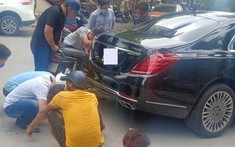 Xe máy mắc kẹt sau khi va chạm với Mercedes-Maybach S600 đắt tiền trên đường