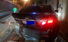 Hà Nội: Mercedes-Benz tông nát bét một bên đuôi xe Toyota Camry biển xanh