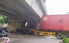 Hải Dương: Xe container bị mắc kẹt dưới gầm cầu vượt Cầu Ràm