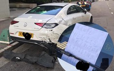Mercedes-Benz CLS 450 đỗ bên đường bị xe khác tông nát đuôi xe cùng tờ giấy khiến dân mạng tò mò