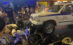 Video: Xe công an phường lao vào quán nhậu ở phố Bùi Viện "hạ gục" nhiều xe máy