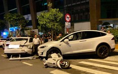 Nha Trang: Tesla Model X hơn 10 tỷ đồng xảy ra va chạm với Audi A6 và Vespa