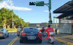 Video: Dừng đèn đỏ, người đàn ông giao hàng thản nhiên gác chân lên xe sang Bentley đỗ bên cạnh