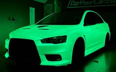 Ngắm chiếc Mitsubishi Evo X mang lớp sơn dạ quang đầy vẻ ma quái