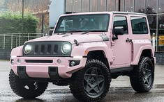 Đây là một chiếc Jeep Wrangler độ màu "hồng quân sự" độc đáo với giá 1,48 tỷ đồng