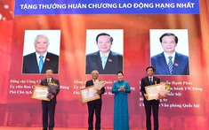 Chủ tịch Quốc hội dự lễ trao huân chương cho lãnh đạo Quốc hội