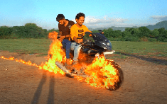 Youtuber "chơi trội", đốt xe mô tô rồi lái cho giống Ghost Rider và cái kết