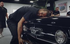 Sao "Aquaman" phục chế chiếc Ford Mustang cũ để làm bà xã bất ngờ