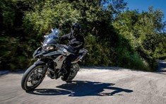 Benelli TRK800 sẽ sở hữu phanh Brembo, vành nan không săm và động cơ 80 mã lực?