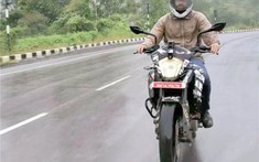 KTM 250 Adventure vẫn sử dụng đèn halogen, chưa được trang bị đèn LED