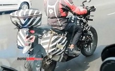 KTM 250 Adventure sẽ có phụ kiện thùng chứa đồ bằng nhựa cứng phía sau