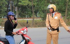 Lỗi sử dụng điện thoại khi lái xe máy sẽ bị phạt bao nhiêu?