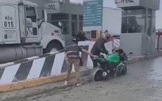 Video: Trốn vé trạm thu phí, người điều khiển mô tô phân khối lớn lao vào đường còn ướt xi-măng và cái kết