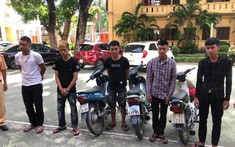 Video: Nhóm "quái xế" đi xe máy lạng lách, đánh võng trước đầu ô tô tại Nghệ An, bị công an triệu tập