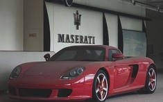 Siêu xe Porsche Carrera GT màu hiếm nằm phủ bụi trong đại lý ô tô bỏ hoang suốt 8 năm