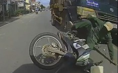 Video: Xe ben tông xe máy từ đằng sau khiến 1 người tử vong tại Nam Định