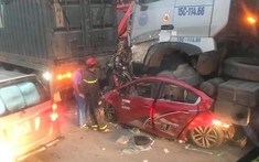 Hà Nội: Dừng đèn đỏ, ô tô con bị xe container chèn bánh lên nóc khiến 4 người thương vong