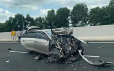 Tông trúng SUV 7 chỗ Toyota Fortuner trên cao tốc 5B, ô tô con Toyota Vios nát bét đầu