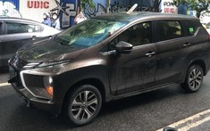 Hà Nội: Thanh sắt dài 2 m rơi từ công trình xây dựng, đâm thủng nóc ô tô Mitsubishi Xpander