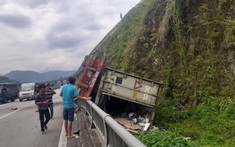 Xe đầu kéo rơi từ làn trên xuống làn dưới của cao tốc Nội Bài - Lào Cai ở độ cao hơn chục mét