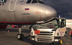 Tông vào máy bay Airbus A321, xe bồn chở nhiên liệu nát bét đầu