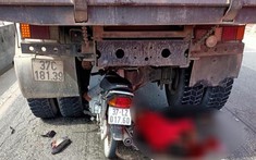 Video quay khoảnh khắc xe máy lao như tên bắn, găm chặt vào đuôi ô tô tải tại Nghệ An khiến một thanh niên nguy kịch