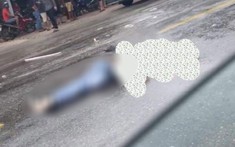 Video: Xe máy va chạm với xe ben, 2 thanh niên ngã xuống đường, bị xe tải cẩu cán trúng tại Nghệ An