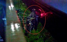 Xe sang Porsche mới mua, còn chưa có biển số, rơi khỏi cầu Sài Gòn lúc nửa đêm