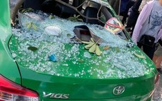 Nổ lớn tại ngôi nhà trên phố Kim Mã, cành cây và khung cửa kính rơi trúng chiếc taxi Mai Linh đang lưu thông