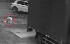 Video: Ngồi xuống buộc dây giày, cô gái bị ô tô tải đang lùi cán tử vong
