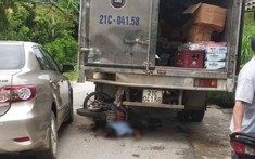 Video: Xe máy "lao như tên bắn", tông trúng ô tô tải đang đỗ để bốc hàng, người đàn ông tử vong