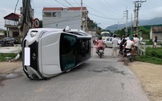 Hà Nội: Hyundai Santa Fe lật nghiêng giữa đường sau va chạm với ô tô khác