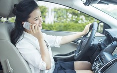 Lỗi nghe điện thoại khi lái xe ô tô có thể bị phạt tới 2 triệu đồng