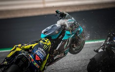 Tai nạn kinh hoàng trên đường đua MotoGP khiến các tay đua "hú hồn"