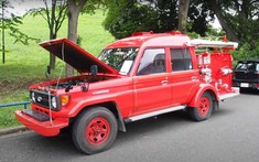 Ở Nhật Bản, Toyota Land Cruiser còn được sử làm xe cứu hỏa như thế này