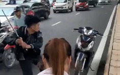 Hà Nội: Va chạm giao thông với bà bầu, nam thanh niên hùng hổ gây hấn, đập vỡ đầu xe tay ga trên đường Trường Chinh
